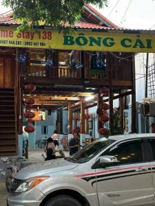 ein vor einem Bongwagen geparktes Auto in der Unterkunft Bông Cải Xanh Homestay in Mai Châu