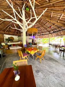 Una habitación con sillas y una mesa y un carrusel. en Dragon Soul Retreat Center, en Ko Pha Ngan 91 fotos más