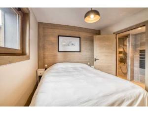 Posteľ alebo postele v izbe v ubytovaní Luxurious 4-room with pool, gym, spa and parking + 32 fotografií