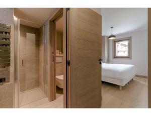 Posteľ alebo postele v izbe v ubytovaní Luxurious 4-room with pool, gym, spa and parking