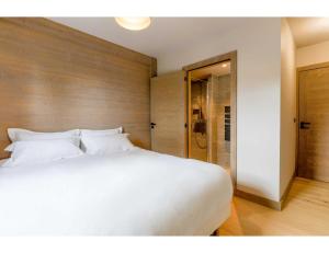 Posteľ alebo postele v izbe v ubytovaní Luxurious 4-room with pool, gym, spa and parking