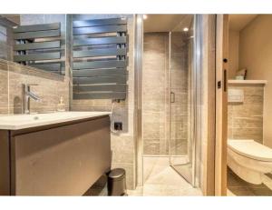 Kúpeľňa v ubytovaní Luxurious 4-room with pool, gym, spa and parking
