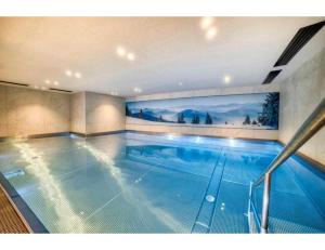 Bazén v ubytovaní Luxurious 4-room with pool, gym, spa and parking alebo v jeho blízkosti
