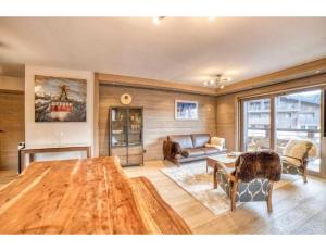 Posedenie v ubytovaní Luxurious 4-room with pool, gym, spa and parking