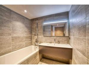 Kúpeľňa v ubytovaní Luxurious 4-room with pool, gym, spa and parking