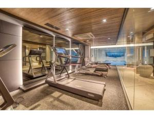 Posilňovňa alebo fitness centrum v ubytovaní Luxurious 4-room with pool, gym, spa and parking