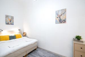 Postel nebo postele na pokoji v ubytování Spacious Premium Apartment by Buda Castle District