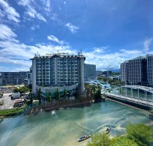 una vista del fiume Savannah con un hotel di Ming Greenage Suite 明绿时代套房 @Kota Kinabalu 亚庇市中心 a Kota Kinabalu