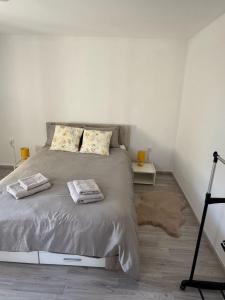 ein Schlafzimmer mit einem Bett mit zwei Handtüchern darauf in der Unterkunft Minihouse in Kaštela