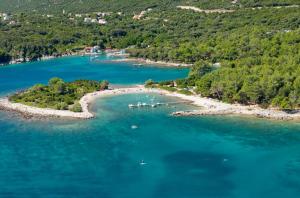 an aerial view of a beach with boats in the water at Nerezine centrum _ apartmán pro 2 osoby in Nerezine +18 photos