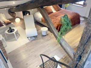 an overhead view of a bedroom with a bed at Escapade Romantique & Balnéo in Riom