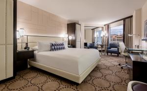 Postel nebo postele na pokoji v ubytování Harrah's Las Vegas Hotel & Casino