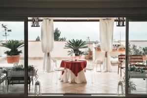 una mesa con un mantel rojo en una habitación en B&B Triskéles, en Agrigento