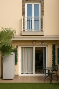 - un bâtiment avec un balcon et une table en face dans l'établissement Maspalomas Green Club, à Maspalomas