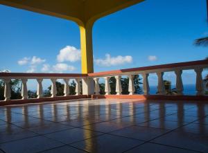 un balcón con vista al mar en Paradise Villa, en Baker Hill