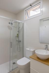 une salle de bains avec douche, toilettes et lavabo dans l'établissement Maspalomas Green Club, à Maspalomas