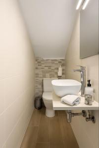 une salle de bain avec un lavabo et des toilettes dans l'établissement Maspalomas Green Club, à Maspalomas 4 autres photos