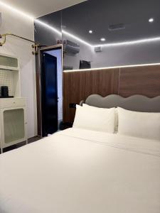 THE SWAN hotel客房内的一张或多张床位