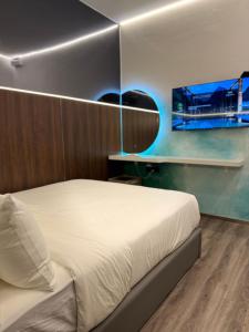 THE SWAN hotel客房内的一张或多张床位