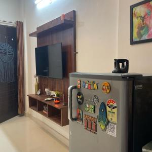 una nevera en una habitación con imanes en Peaceful Nest Home Stay, en Rājpur