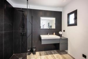 Et badeværelse på Maison Sanchez - Maison Climatisée avec Piscine + 7 billeder