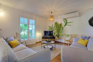 Χώρος καθιστικού στο Villa Emeraude Montvert - classée 4 étoiles, climatisée avec piscine