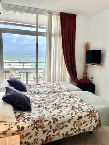 Postel nebo postele na pokoji v ubytování Apartamento Torre de la Roca Torremolinos