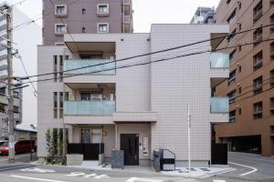 ミニョン マッペ في أوساكا: مبنى من الطوب الأبيض في أحد شوارع المدينة