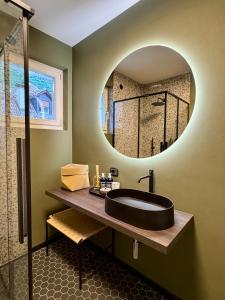 a bathroom with a black sink and a mirror at VILLAREJA - Stilvolle ruhige Boutique-Suite mit Terrasse, Designbad und Altstadtblick im Herzen von Bozen in Bolzano