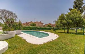 ein Swimmingpool im Hof eines Hauses in der Unterkunft Pet Friendly Apartment in El Puerto de Santa María