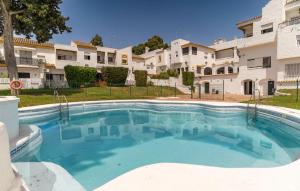 ein großes Schwimmbad vor einem Gebäude in der Unterkunft Pet Friendly Apartment in El Puerto de Santa María + 17 Fotos