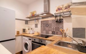 eine Küche mit Spüle und Waschmaschine in der Unterkunft Pet Friendly Apartment in El Puerto de Santa María