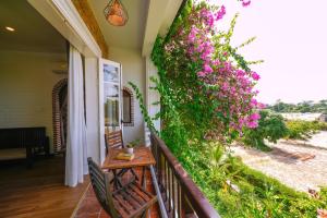 Ein Balkon oder eine Terrasse in der Unterkunft Ancient Garden Boutique Hoi An