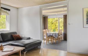 Posezení v ubytování Two-Bedroom Holiday Home In Jagerspris