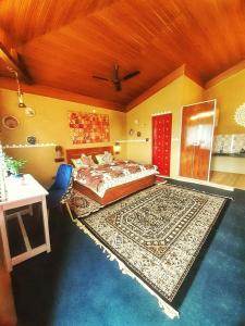 เตียงในห้องที่ Vaikunth Mudhouse, A Heritage Boutique Homestay