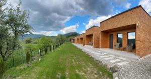 科尔贝尼LiAn House的木屋,有通往木屋的路径