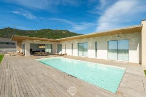 een zwembad in de achtertuin van een huis bij Villa Valentina in Pula