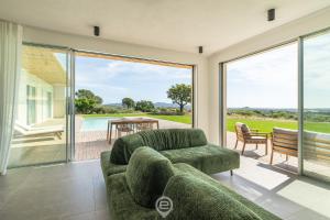 een woonkamer met een bank en een glazen schuifdeur bij Villa Valentina in Pula +41 foto's