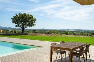 een tafel en stoelen op een terras naast een zwembad bij Villa Valentina in Pula