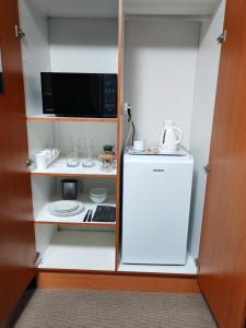 una piccola cucina con frigorifero e forno a microonde di Hidden Gem a George