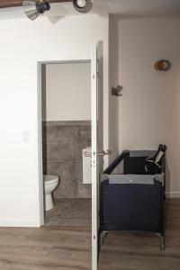 ein Badezimmer mit Badewanne und Toilette in der Unterkunft Cottage tout confort neuf au calme 6p WiFi in Chaumes en Retz + 14 Fotos