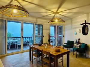 ein Wohnzimmer mit einem Holztisch und Stühlen in der Unterkunft Budva Felix Suites in Budva