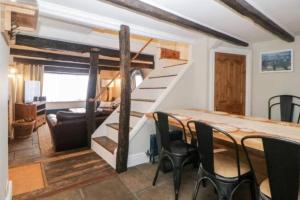 una camera con letto a soppalco, tavolo e sedie di Character 3 Bed Cottage, Close to Waters edge, Parking a Looe