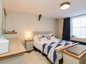una camera con un letto, una finestra e un lavandino di Character 3 Bed Cottage, Close to Waters edge, Parking a Looe