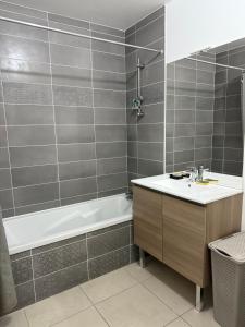 Kúpeľňa v ubytovaní Le bain de lumiere - Appart-Hotel