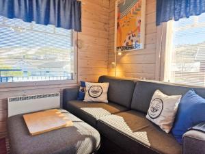 - soggiorno con divano in una cabina di Villa Himoslupiini 2 - 8hlö, Himoslaakso Ski-inout a Jämsä Altre 13 foto