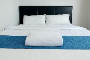Postel nebo postele na pokoji v ubytování ENDLESS SUMMER Jesselton Quay Kota Kinabalu 來繕旅遊