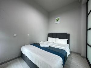 Postel nebo postele na pokoji v ubytování ENDLESS SUMMER Jesselton Quay Kota Kinabalu 來繕旅遊