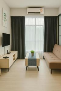 TV a/nebo společenská místnost v ubytování ENDLESS SUMMER Jesselton Quay Kota Kinabalu 來繕旅遊