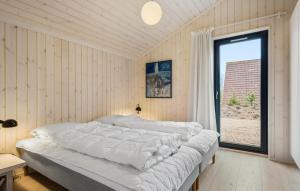 Katil atau katil-katil dalam bilik di Amazing Home In Skjern With Sauna +18 gambar